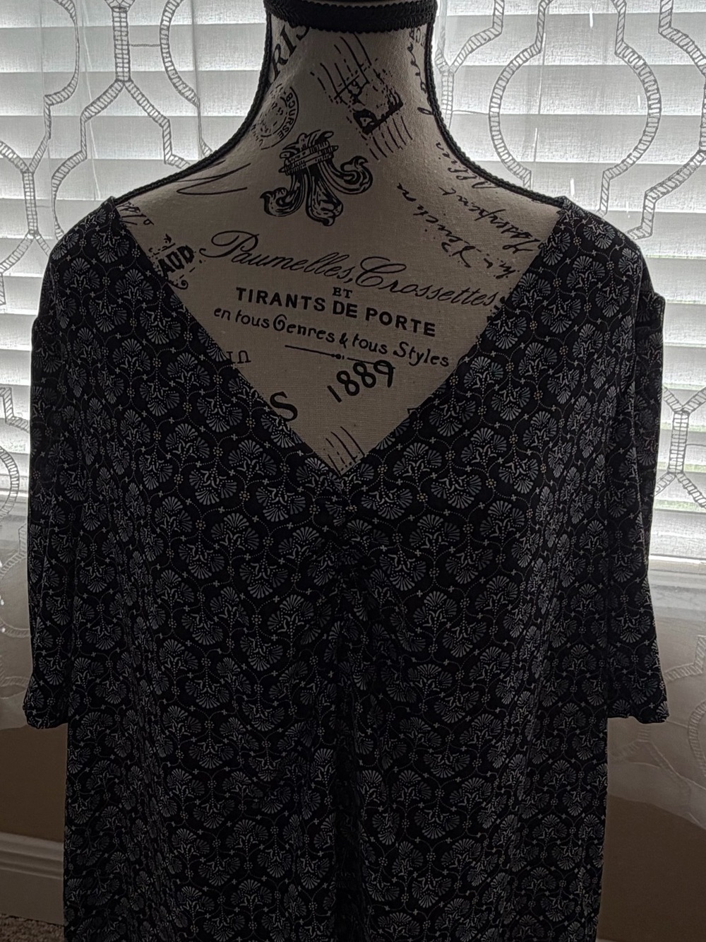 (Ann Taylor) LOFT Black Blue Floral V-Neck Polyester Women’s Top - NEW with Tags